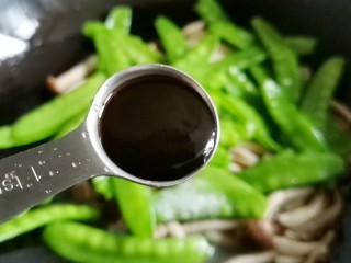 11、荷兰豆炒菌菇,加一勺蚝油。