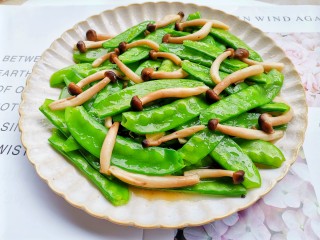 12、荷兰豆炒菌菇,炒匀出锅。