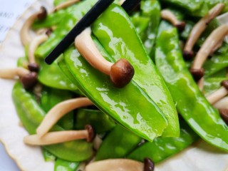 14、荷兰豆炒菌菇,清爽可口。