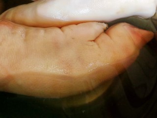 1、啤酒炖猪蹄,2个猪蹄冷水里泡30分钟。