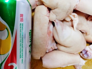 2、啤酒炖猪蹄,猪蹄切少块清水里洗干净，准备500ml啤酒。