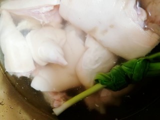 3、啤酒炖猪蹄,猪蹄冷水下锅，一汤匙料酒，一根葱。水开焯5分钟。