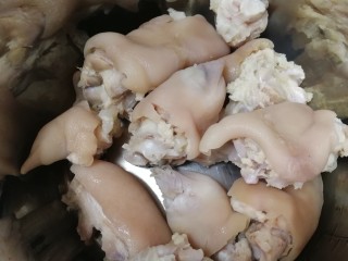 4、啤酒炖猪蹄,取一只半猪蹄捞出温水洗干净，放入压力锅里。