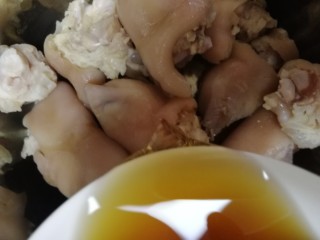 5、啤酒炖猪蹄,倒入啤酒。