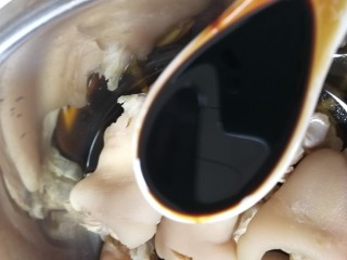 6、啤酒炖猪蹄,一汤匙老抽。