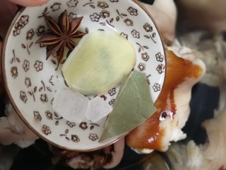 7、啤酒炖猪蹄,放入大料，姜，香叶，冰糖，加一碗开水。