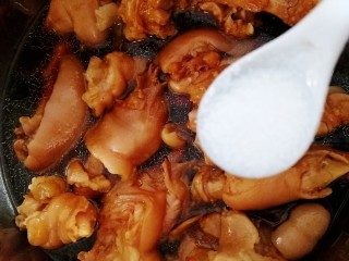 9、啤酒炖猪蹄,泄压后放入一小勺盐。