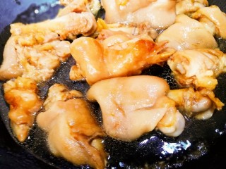 10、啤酒炖猪蹄,倒入锅里收汤。