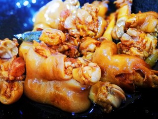 11、啤酒炖猪蹄,大火收至汤汁浓稠。