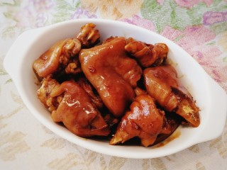 12、啤酒炖猪蹄,盛出。