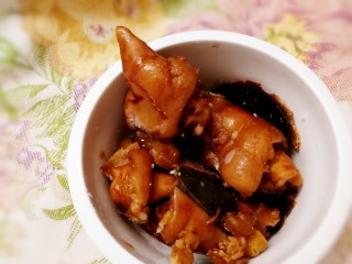 14、啤酒炖猪蹄,凉后口感更劲道。