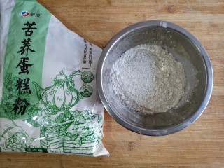 1、荞麦仙豆糕,准备食材，100克苦荞蛋糕粉（所有低粉都可以）。