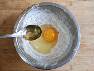 4、荞麦仙豆糕,打入一个全蛋，加10克玉米油。