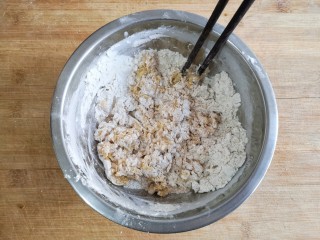 5、荞麦仙豆糕,搅拌成絮状。