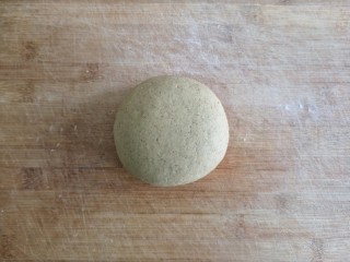 6、荞麦仙豆糕,揉成光滑面团，盖保鲜膜醒15-20分钟。