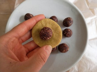 11、荞麦仙豆糕,将苦荞面剂子按扁，将豆沙馅包入。