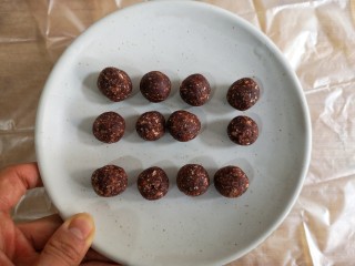 10、荞麦仙豆糕,搓成大小合适的豆沙馅。