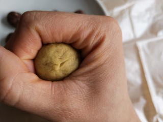 12、荞麦仙豆糕,用虎口收口。