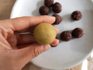 13、荞麦仙豆糕,收成圆球。