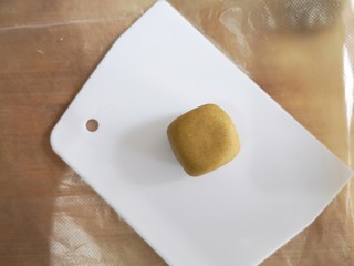 14、荞麦仙豆糕,然后整理成小的正方体。