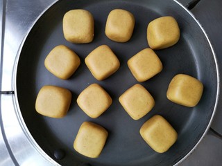 15、荞麦仙豆糕,将平底不粘锅预热一下，将仙豆糕坯放入锅内。