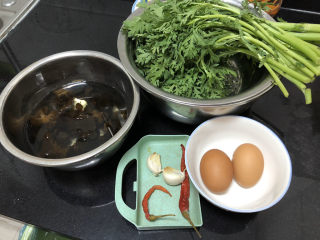 1、茼蒿炒鸡蛋➕最是一年春好处,食材合照：茼蒿一把约300g，鸡蛋两个，蒜两瓣，干辣椒两个，干木耳数朵温水泡发