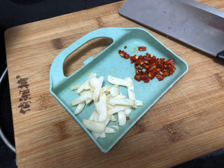 6、茼蒿炒鸡蛋➕最是一年春好处,蒜切蒜片，干辣椒切小段