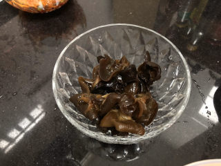 7、茼蒿炒鸡蛋➕最是一年春好处,泡发好的木耳揉搓洗净