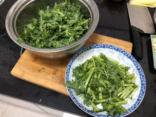 10、茼蒿炒鸡蛋➕最是一年春好处,茼蒿切段，梗和叶子的部分分开