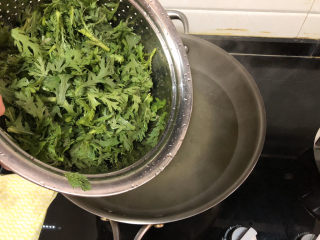 15、茼蒿炒鸡蛋➕最是一年春好处,加入茼蒿叶烫十秒捞出备用