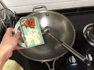 20、茼蒿炒鸡蛋➕最是一年春好处,留底油，加入蒜片煸香