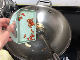 21、茼蒿炒鸡蛋➕最是一年春好处,加入干辣椒煸一下，注意不要糊了