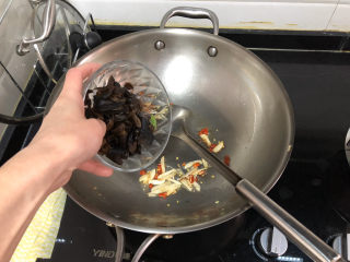 22、茼蒿炒鸡蛋➕最是一年春好处,加入焯水的木耳，煸炒半分钟