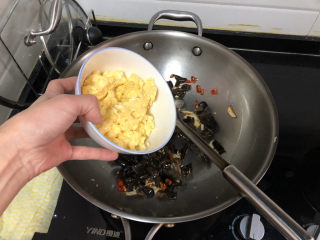 23、茼蒿炒鸡蛋➕最是一年春好处,转中火，加入鸡蛋