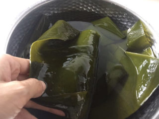 1、海带筒骨汤,盐海带至少提前三小时泡发，上面有一种粘粘的东西，流动水冲洗干净，海带中的盐分泡出来，中途可换几次水。