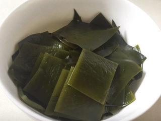 2、海带筒骨汤,切成需要的大小，我一般切成方块。