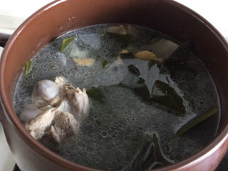 11、海带筒骨汤,加入刚刚准备好的海带煮开，继续转小火慢慢炖。