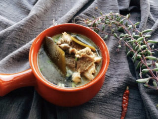 13、海带筒骨汤,关火不要马上揭盖，利用砂锅的余温继续焖煮一刻钟左右，加入盐撒葱花。我儿子都是拿碗直接吃的。