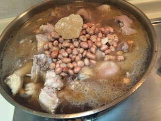 7、金手指爱上银肘子,加一锅水，放一点冰糖。烧开后转入砂锅中。