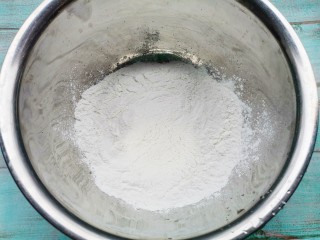2、软糯香甜的多芒小丸子,糯米粉倒入大盆中。