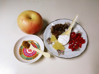 1、百变水果  桂香酸甜苹果羹,准备好食材：苹果，枸杞，荸荠粉，冰糖，腌制的桂花