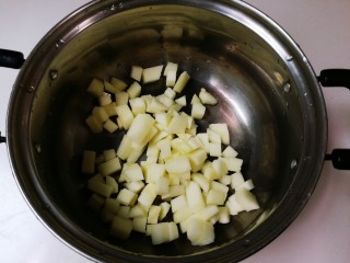 5、百变水果  桂香酸甜苹果羹,锅中放入苹果丁