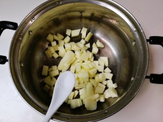 6、百变水果  桂香酸甜苹果羹,放入少许盐，有增加甜度作用