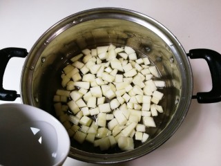 7、百变水果  桂香酸甜苹果羹,放入适量清水烧开