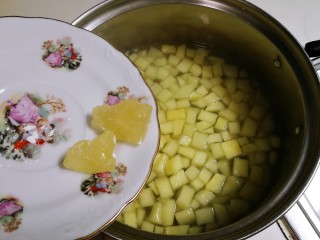 8、百变水果  桂香酸甜苹果羹,放入冰糖