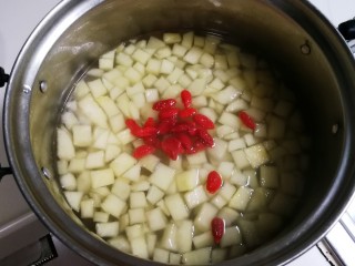 10、百变水果  桂香酸甜苹果羹,放入枸杞