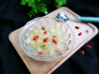 16、百变水果  桂香酸甜苹果羹,出锅盛入碗中