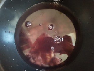 6、红枣黑米粥,加入适量的水，水和米的比例是4：1