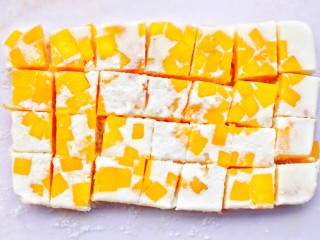 10、香甜爽滑的芒果牛奶布丁,用小刀划开四周倒扣出来，切块即可。