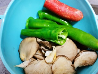 1、青椒炒平菇,准备食材